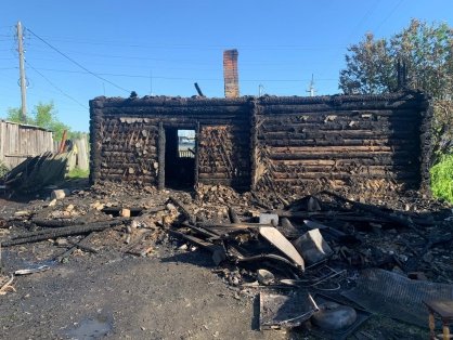 Возбуждено уголовное дело о гибели при пожаре четырех человек, в том числе двух несовершеннолетних детей в Убинском районе